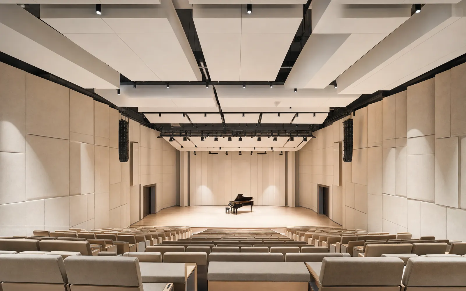 Salle de spectacle équipée de panneaux acoustiques muraux absorbants