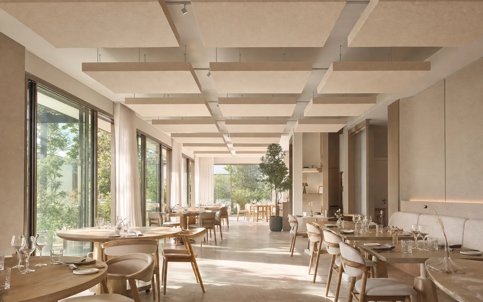 Salle de restaurant équipée de panneaux acoustiques absorbants au plafond