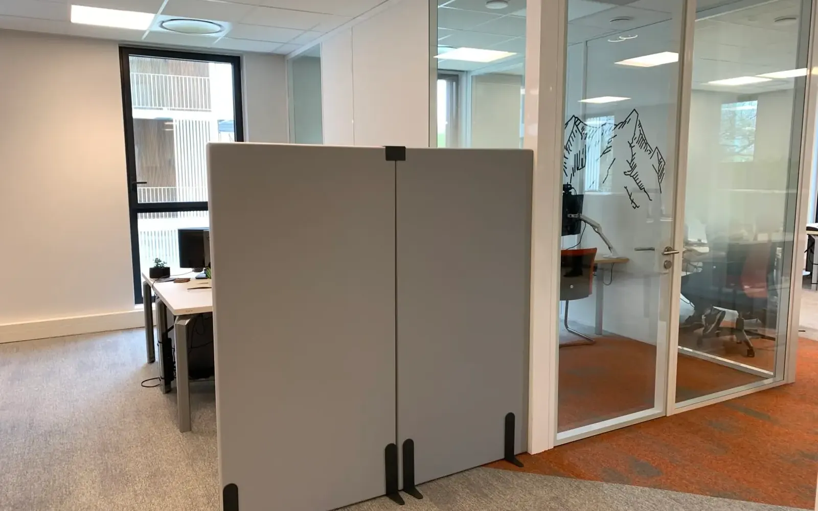 Claustra acoustique absorbant installé comme séparation d'espace
