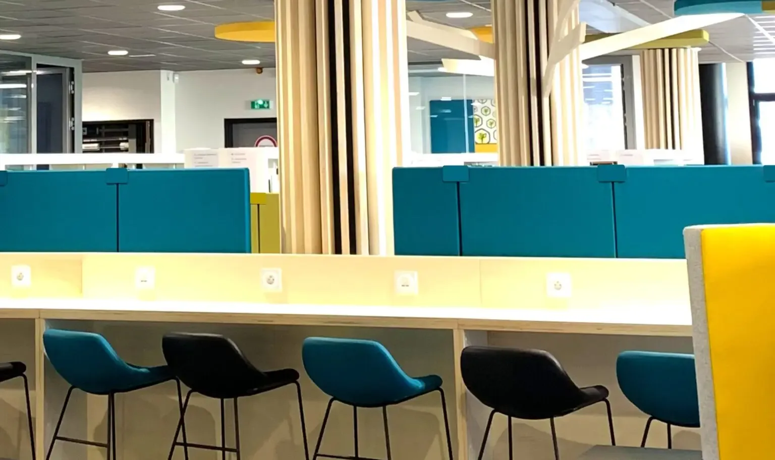 Cloisonnette acoustique séparant deux espaces de travail en bureau