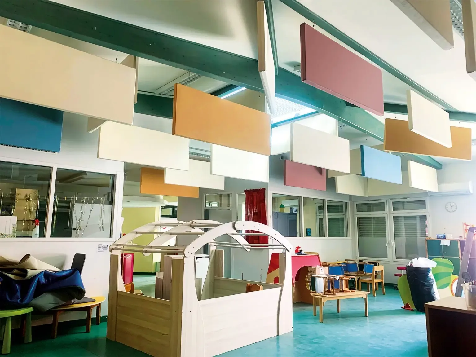 Traitement acoustique de la crèche de Jonage avec panneaux sur-mesure