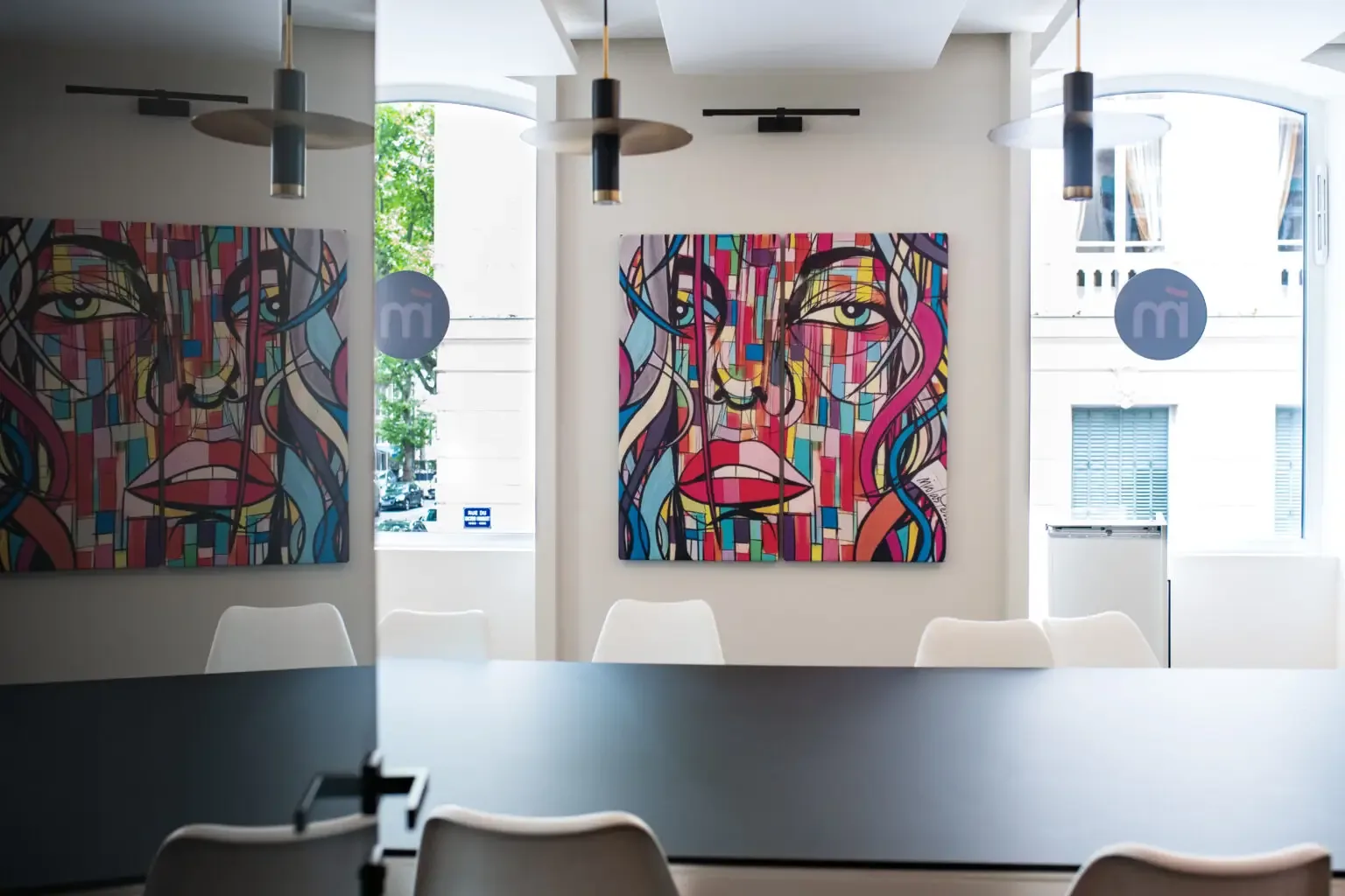 Solution acoustique murale décorative personnalisée dans un espace d'accueil