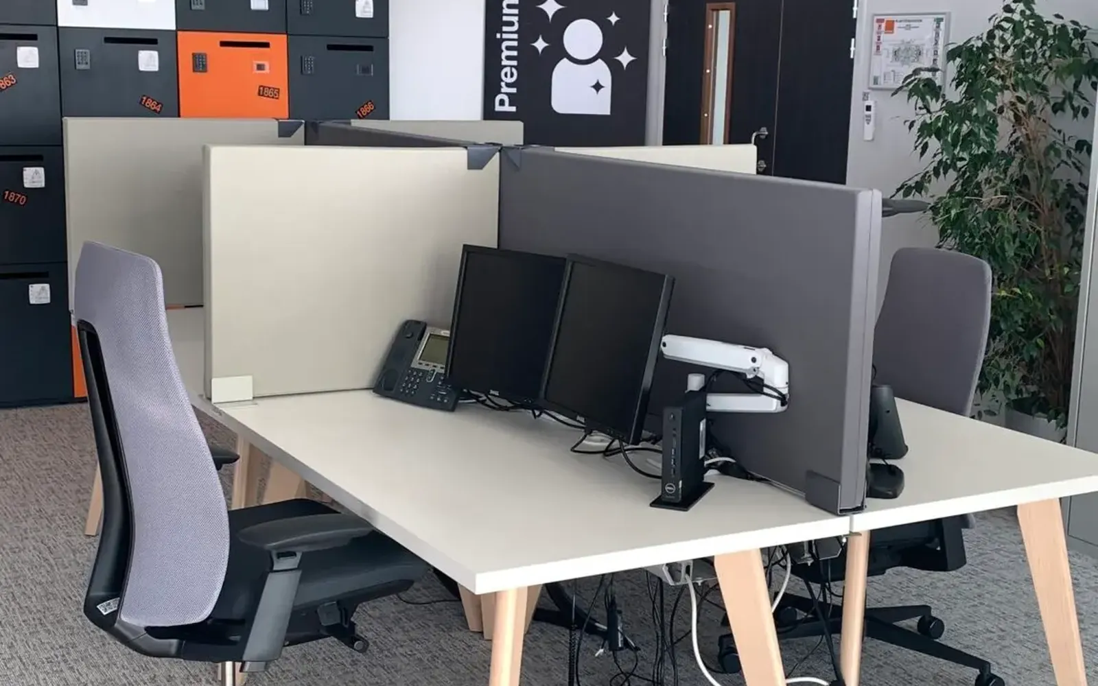 Pose de panneaux acoustiques sur un poste de travail à Lyon