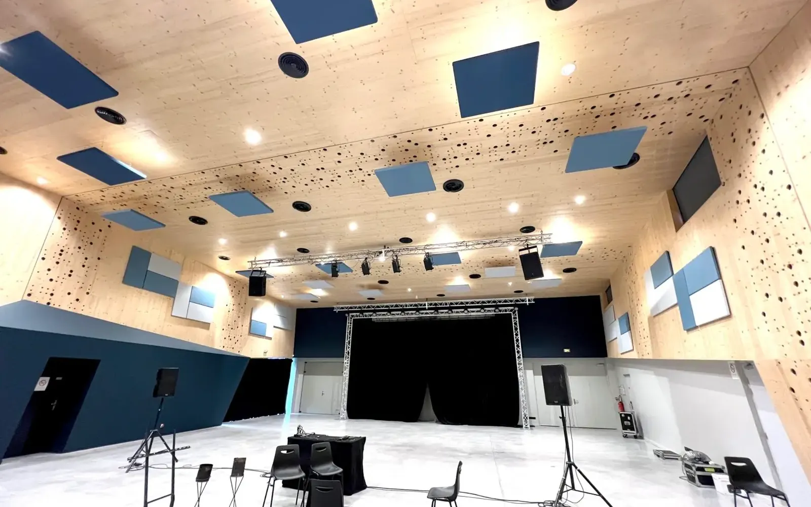 Réalisation acoustique dans une salle de spectacle : réduction du bruit ambiant