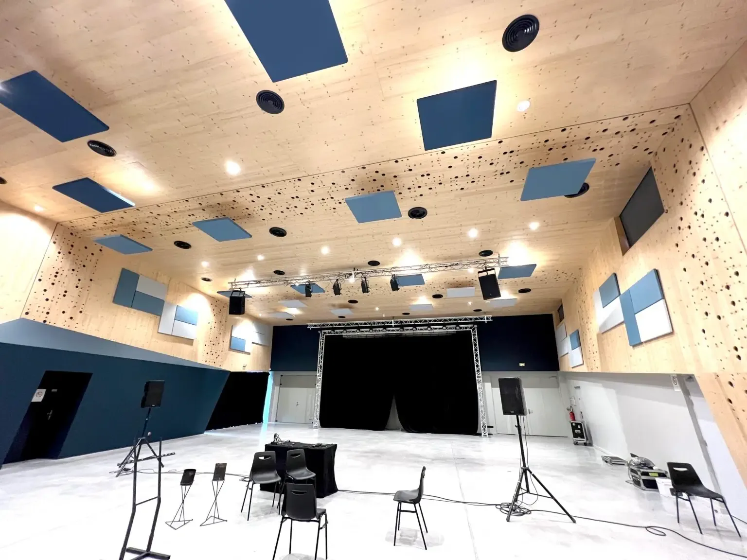 Amélioration du bruit ambiant d'une salle de spectacle après traitement acoustique