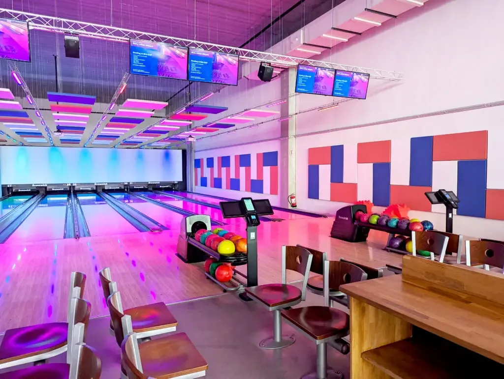 Panneaux muraux acoustiques imprimés dans une salle de sport et un bowling